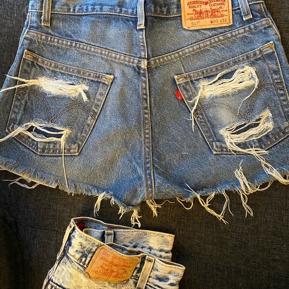SOLD Levi jean shorts, both size 4, vintage style, no damage - Picture 3 of 7